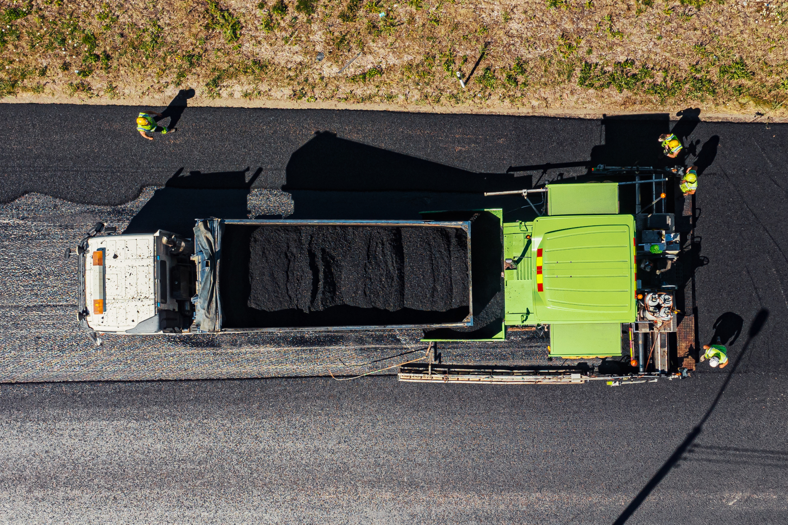 Dronen ottamaa kuvaa asfalttimassan syötöstä työmaalta.